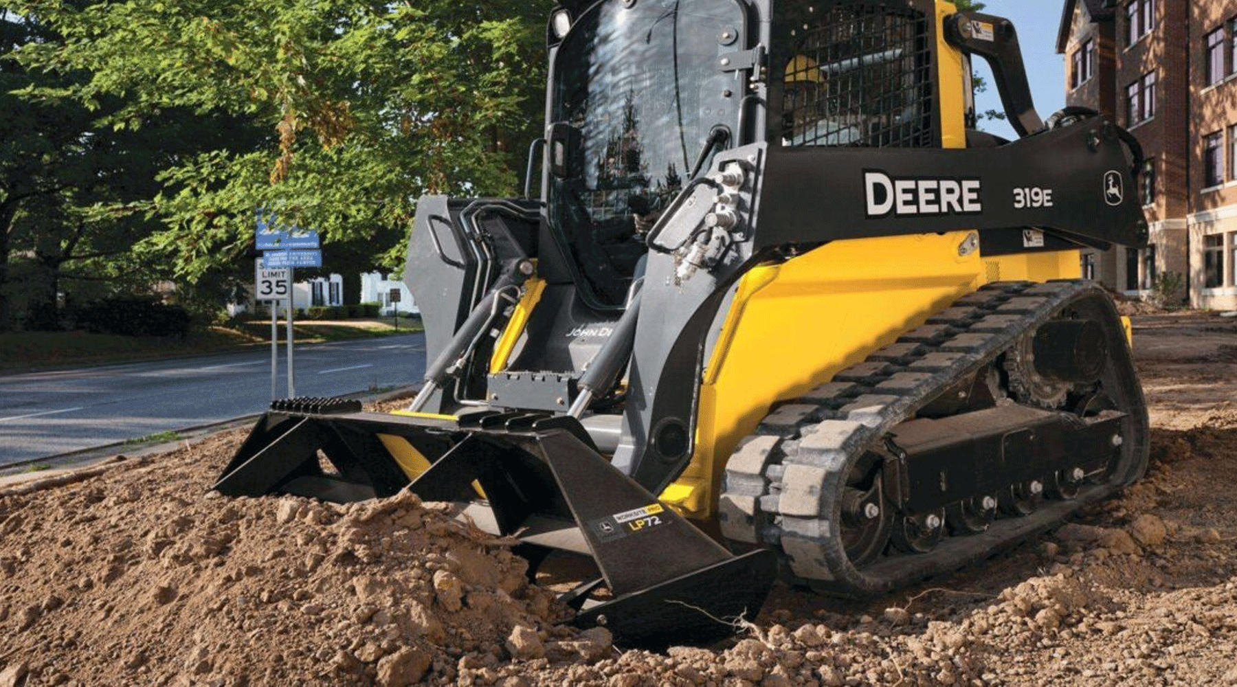 HOW TO CHOOSE THE RIGHT TRACKS FOR YOUR COMPACT TRACK LOADER.